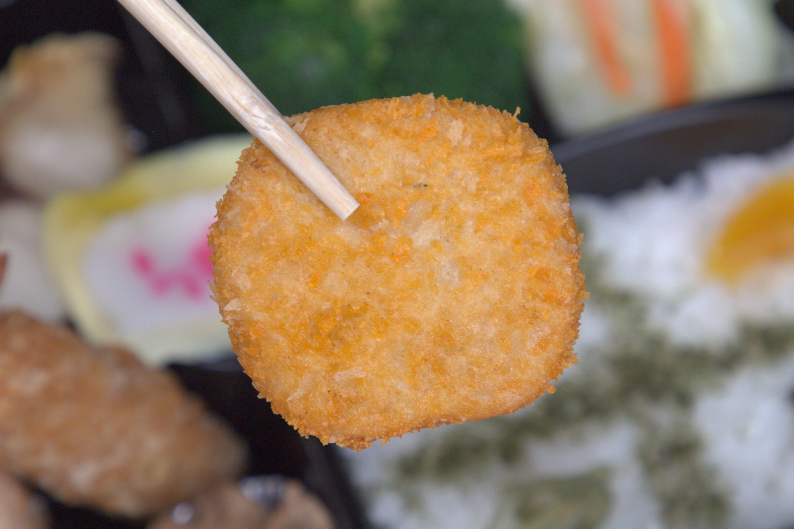 紅蕃茄小資便當,外酥內嫩的鱈魚排 紅蕃茄小資便當中的炸鱈魚排特寫,外層麵衣輕薄酥脆,而裡面的鱈魚肉則保持著雪白細嫩的質地,口感鬆軟又帶有魚肉本身的鮮甜,是受歡迎的經典主菜。