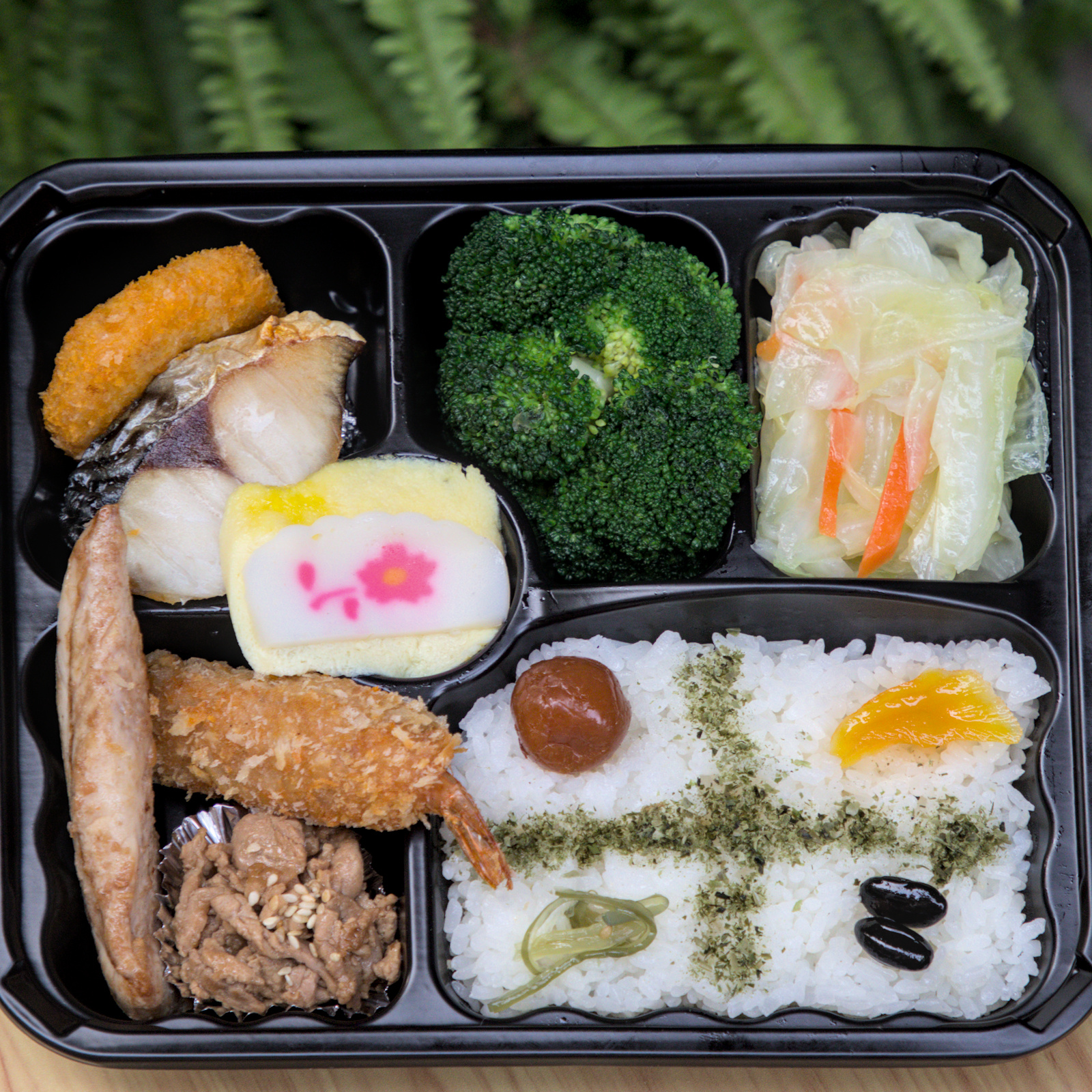 紅蕃茄150元小資便當,超值六種主菜組合 紅蕃茄150元小資便當組合,雖然價格實惠但內容豐富,內含日式雞柳條、琵琶蝦、鱈魚排、松子捲等六種主菜,擺盤精緻,是小資族的高CP值選擇。