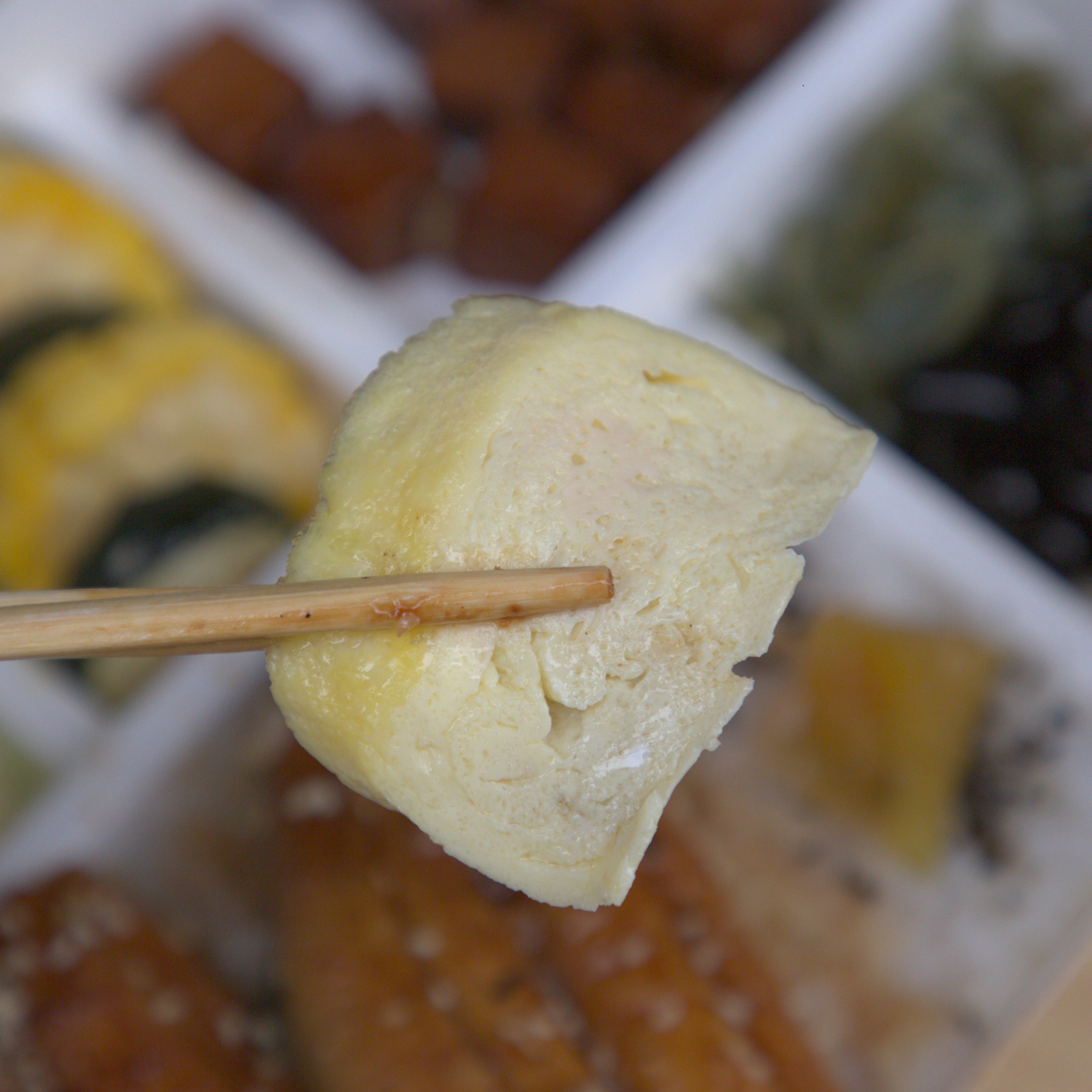 紅蕃茄鰻魚飯,鬆軟綿密的日式玉子燒 紅蕃茄鰻魚飯的日式玉子燒特寫,口感鬆軟綿密,帶有淡淡蛋香與高湯的甘甜,是便當裡不可或缺的日式小菜。