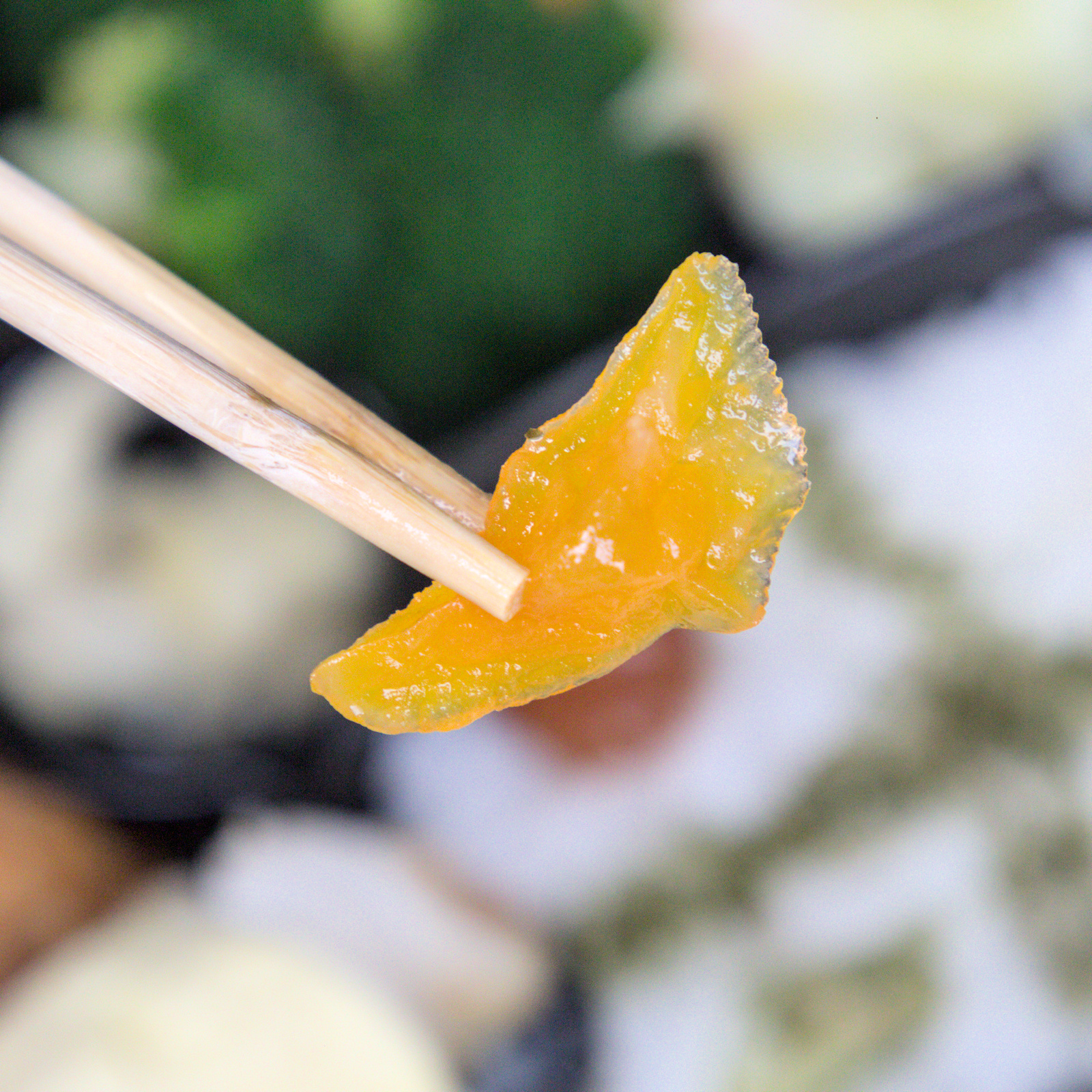 紅蕃茄便當,口感清脆的獨家醃地瓜 紅蕃茄便當裡黃澄澄的醃地瓜特寫,地瓜口感脆度十足,浸泡在酸甜醬汁中,吃起來爽口又開胃,是外面少見的獨家小菜。