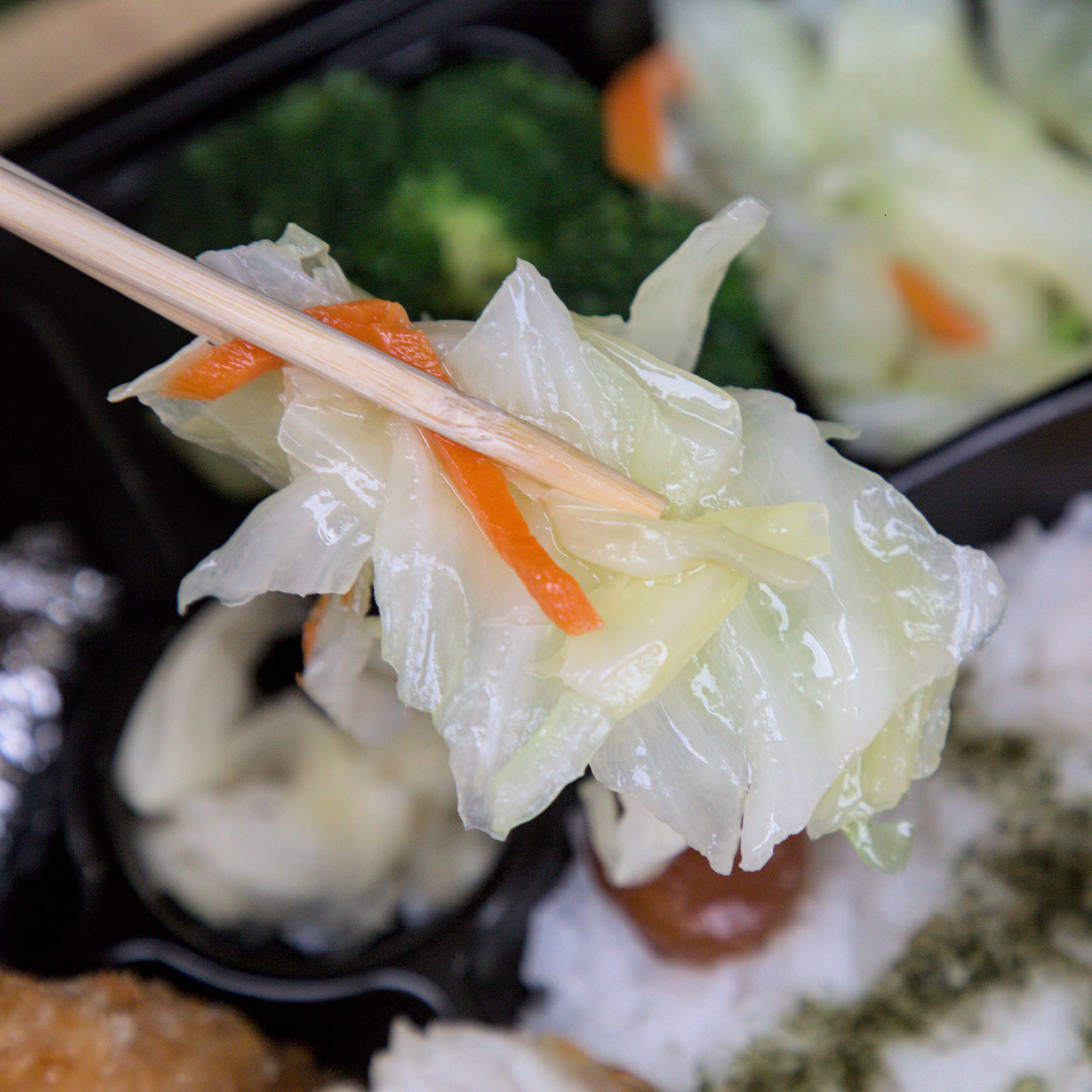 紅蕃茄便當,堅持使用台灣高山尖頭高麗菜 紅蕃茄便當的清炒高麗菜與花椰菜特寫,店家堅持使用台灣高山尖頭高麗菜,即使颱風季菜價飆漲也不更換,展現對食材品質的固執與堅持。