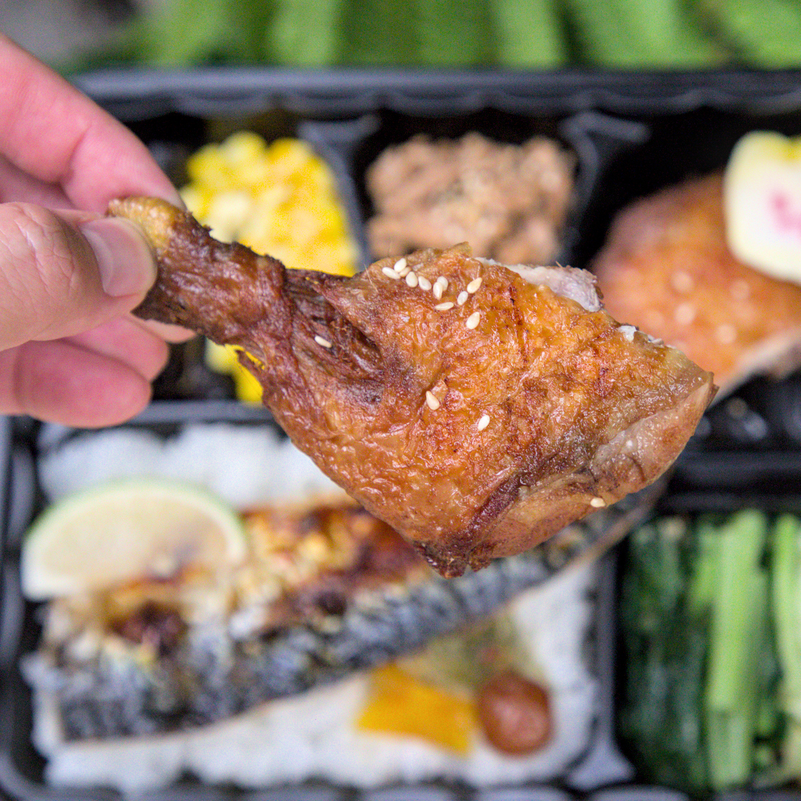 紅蕃茄三拼便當,外酥內嫩的日式炸雞腿 紅蕃茄250元三拼便當中的炸雞腿特寫,炸得金黃酥脆的外皮,保有滿滿肉汁,口感軟嫩多汁,香氣十足,是便當界的經典美味。