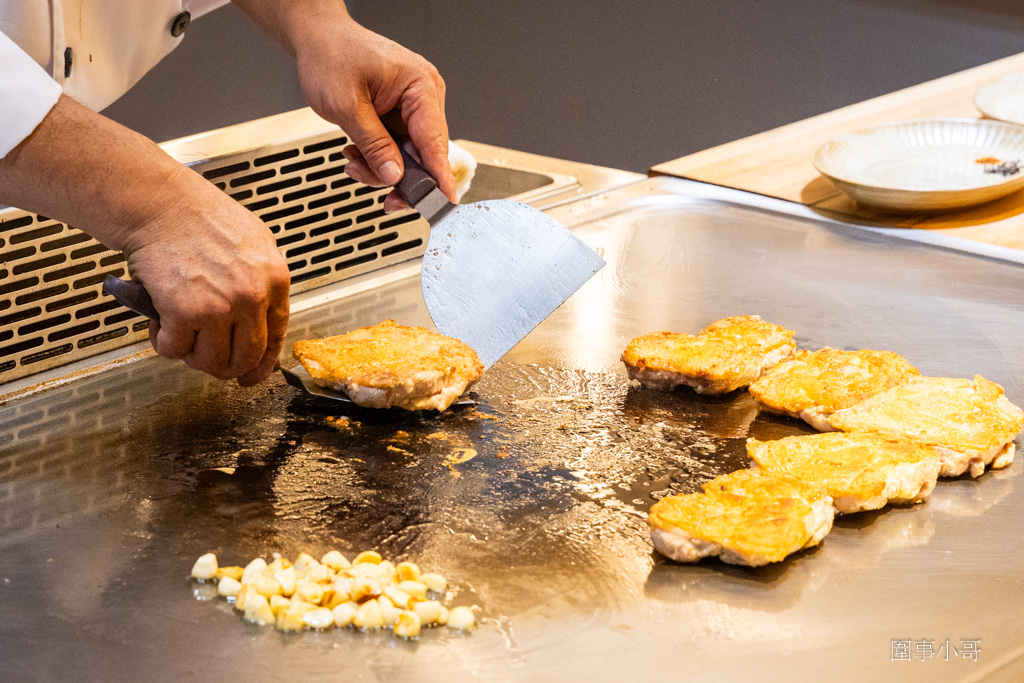 桃園大園青埔美食推薦-海童鐵板料亭，嚴選的食材遇上身懷絕技的主廚，一道道美味的鐵板料理讓人心滿意足。 @圍事小哥的幸福相框