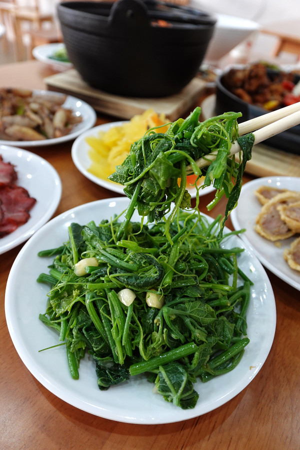 桃園市桃園區高CP值海陸雙享受！直送海鮮配30隻嫩雞燉的爽口湯頭，真的太絕了！南平路金小蔥雞湯米粉，痛風鍋、鐵板飯、海鮮米粉/麵線、外帶炸雞