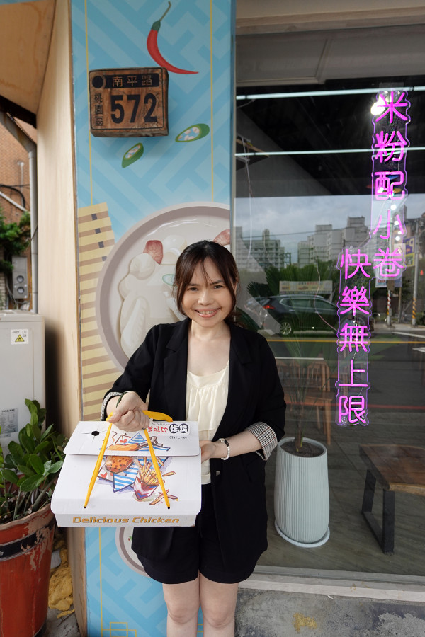 桃園市桃園區高CP值海陸雙享受！直送海鮮配30隻嫩雞燉的爽口湯頭，真的太絕了！南平路金小蔥雞湯米粉，痛風鍋、鐵板飯、海鮮米粉/麵線、外帶炸雞