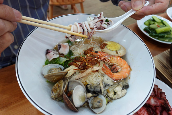 桃園市桃園區高CP值海陸雙享受！直送海鮮配30隻嫩雞燉的爽口湯頭，真的太絕了！南平路金小蔥雞湯米粉，痛風鍋、鐵板飯、海鮮米粉/麵線、外帶炸雞