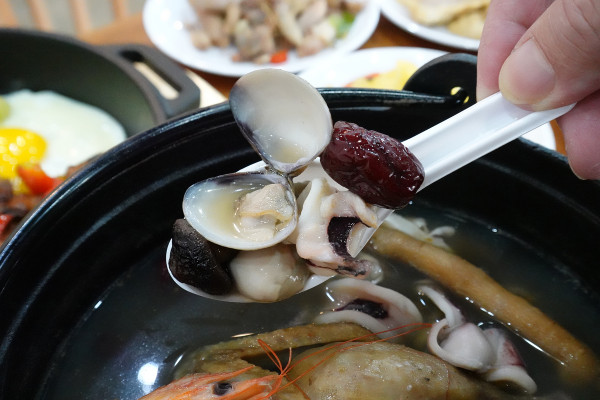 桃園市桃園區高CP值海陸雙享受！直送海鮮配30隻嫩雞燉的爽口湯頭，真的太絕了！南平路金小蔥雞湯米粉，痛風鍋、鐵板飯、海鮮米粉/麵線、外帶炸雞