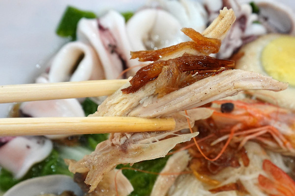 桃園市桃園區高CP值海陸雙享受！直送海鮮配30隻嫩雞燉的爽口湯頭，真的太絕了！南平路金小蔥雞湯米粉，痛風鍋、鐵板飯、海鮮米粉/麵線、外帶炸雞