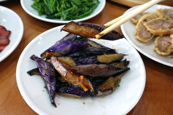 桃園市桃園區高CP值海陸雙享受！直送海鮮配30隻嫩雞燉的爽口湯頭，真的太絕了！南平路金小蔥雞湯米粉，痛風鍋、鐵板飯、海鮮米粉/麵線、外帶炸雞