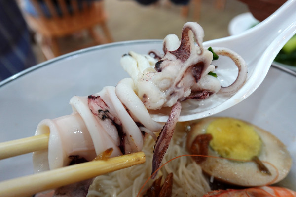 桃園市桃園區高CP值海陸雙享受！直送海鮮配30隻嫩雞燉的爽口湯頭，真的太絕了！南平路金小蔥雞湯米粉，痛風鍋、鐵板飯、海鮮米粉/麵線、外帶炸雞