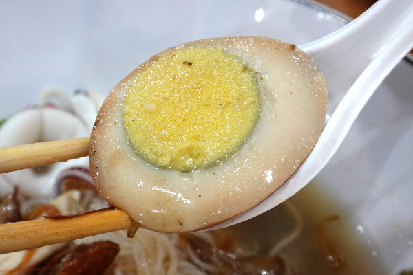 桃園市桃園區高CP值海陸雙享受！直送海鮮配30隻嫩雞燉的爽口湯頭，真的太絕了！南平路金小蔥雞湯米粉，痛風鍋、鐵板飯、海鮮米粉/麵線、外帶炸雞