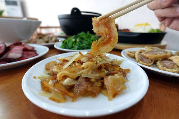 桃園市桃園區高CP值海陸雙享受！直送海鮮配30隻嫩雞燉的爽口湯頭，真的太絕了！南平路金小蔥雞湯米粉，痛風鍋、鐵板飯、海鮮米粉/麵線、外帶炸雞