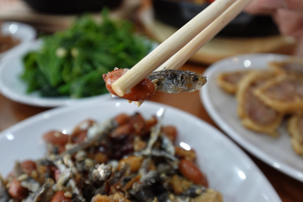 桃園市桃園區高CP值海陸雙享受！直送海鮮配30隻嫩雞燉的爽口湯頭，真的太絕了！南平路金小蔥雞湯米粉，痛風鍋、鐵板飯、海鮮米粉/麵線、外帶炸雞