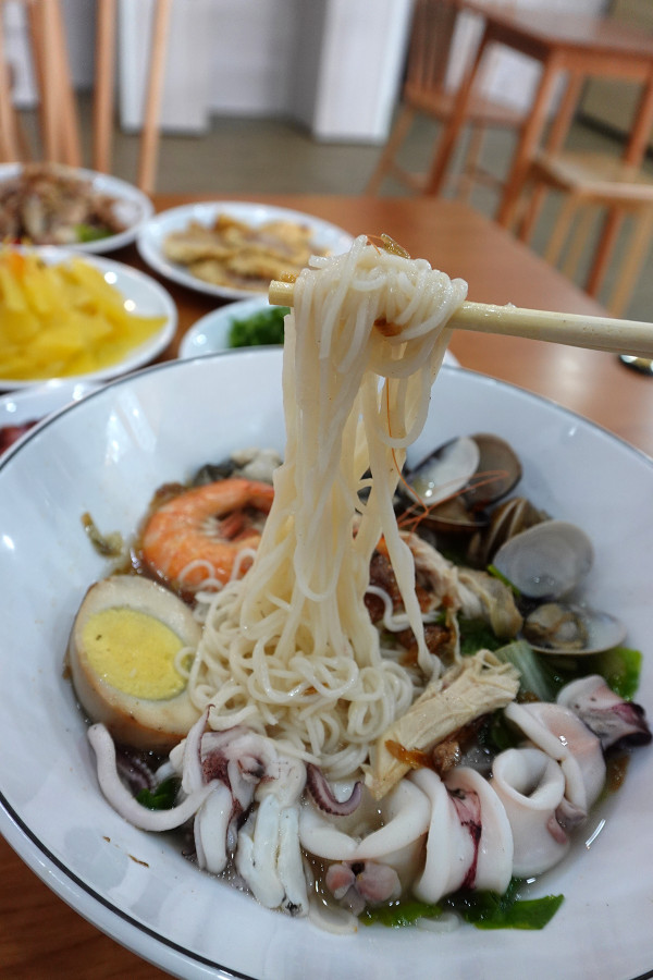 桃園市桃園區高CP值海陸雙享受！直送海鮮配30隻嫩雞燉的爽口湯頭，真的太絕了！南平路金小蔥雞湯米粉，痛風鍋、鐵板飯、海鮮米粉/麵線、外帶炸雞