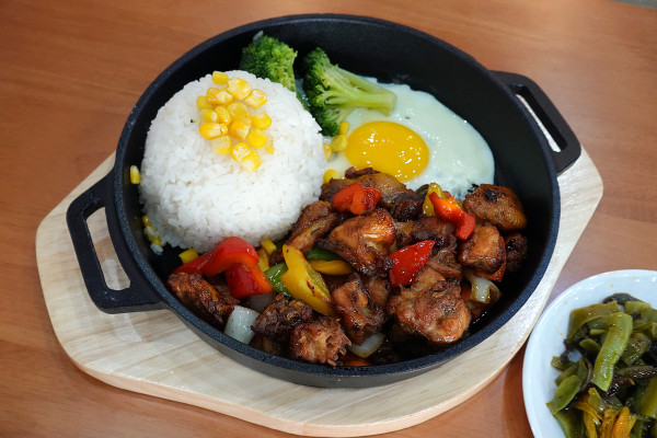 桃園市桃園區高CP值海陸雙享受！直送海鮮配30隻嫩雞燉的爽口湯頭，真的太絕了！南平路金小蔥雞湯米粉，痛風鍋、鐵板飯、海鮮米粉/麵線、外帶炸雞