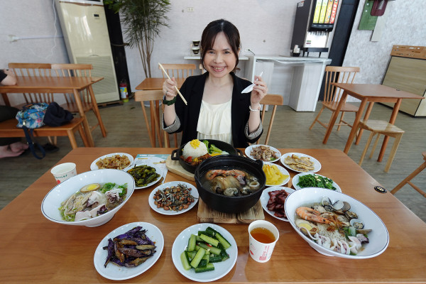 桃園市桃園區高CP值海陸雙享受！直送海鮮配30隻嫩雞燉的爽口湯頭，真的太絕了！南平路金小蔥雞湯米粉，痛風鍋、鐵板飯、海鮮米粉/麵線、外帶炸雞