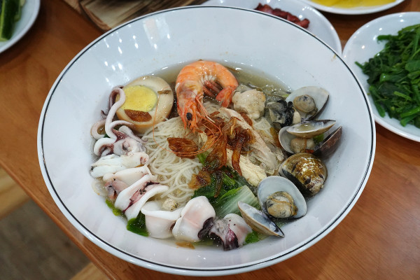 桃園市桃園區高CP值海陸雙享受！直送海鮮配30隻嫩雞燉的爽口湯頭，真的太絕了！南平路金小蔥雞湯米粉，痛風鍋、鐵板飯、海鮮米粉/麵線、外帶炸雞