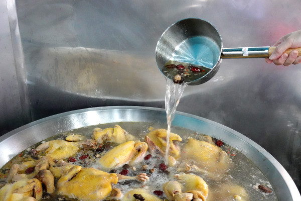 桃園市桃園區高CP值海陸雙享受！直送海鮮配30隻嫩雞燉的爽口湯頭，真的太絕了！南平路金小蔥雞湯米粉，痛風鍋、鐵板飯、海鮮米粉/麵線、外帶炸雞