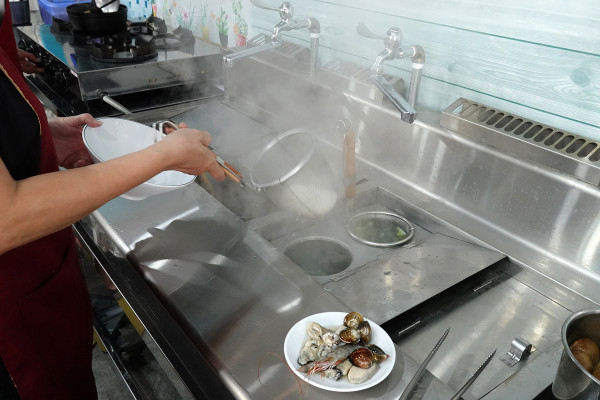 桃園市桃園區高CP值海陸雙享受！直送海鮮配30隻嫩雞燉的爽口湯頭，真的太絕了！南平路金小蔥雞湯米粉，痛風鍋、鐵板飯、海鮮米粉/麵線、外帶炸雞