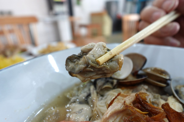 桃園市桃園區高CP值海陸雙享受！直送海鮮配30隻嫩雞燉的爽口湯頭，真的太絕了！南平路金小蔥雞湯米粉，痛風鍋、鐵板飯、海鮮米粉/麵線、外帶炸雞