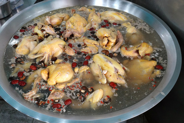 桃園市桃園區高CP值海陸雙享受！直送海鮮配30隻嫩雞燉的爽口湯頭，真的太絕了！南平路金小蔥雞湯米粉，痛風鍋、鐵板飯、海鮮米粉/麵線、外帶炸雞