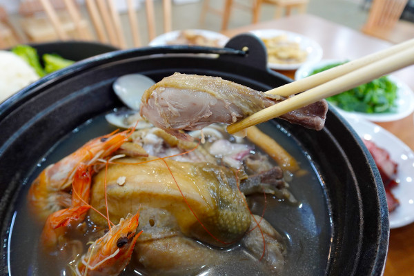 桃園市桃園區高CP值海陸雙享受！直送海鮮配30隻嫩雞燉的爽口湯頭，真的太絕了！南平路金小蔥雞湯米粉，痛風鍋、鐵板飯、海鮮米粉/麵線、外帶炸雞