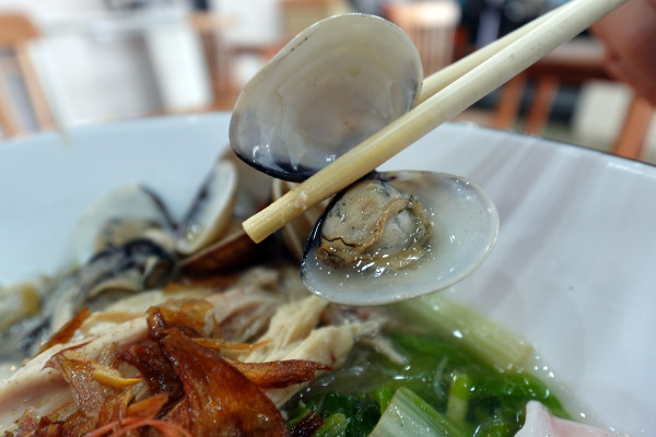 桃園市桃園區高CP值海陸雙享受！直送海鮮配30隻嫩雞燉的爽口湯頭，真的太絕了！南平路金小蔥雞湯米粉，痛風鍋、鐵板飯、海鮮米粉/麵線、外帶炸雞