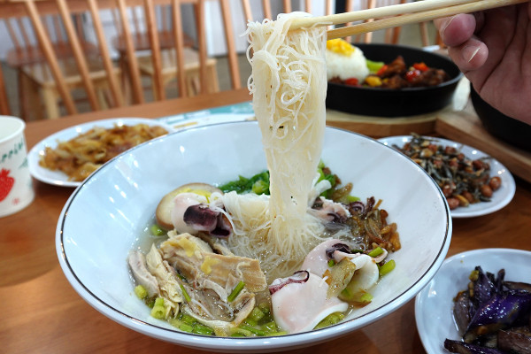 桃園市桃園區高CP值海陸雙享受！直送海鮮配30隻嫩雞燉的爽口湯頭，真的太絕了！南平路金小蔥雞湯米粉，痛風鍋、鐵板飯、海鮮米粉/麵線、外帶炸雞