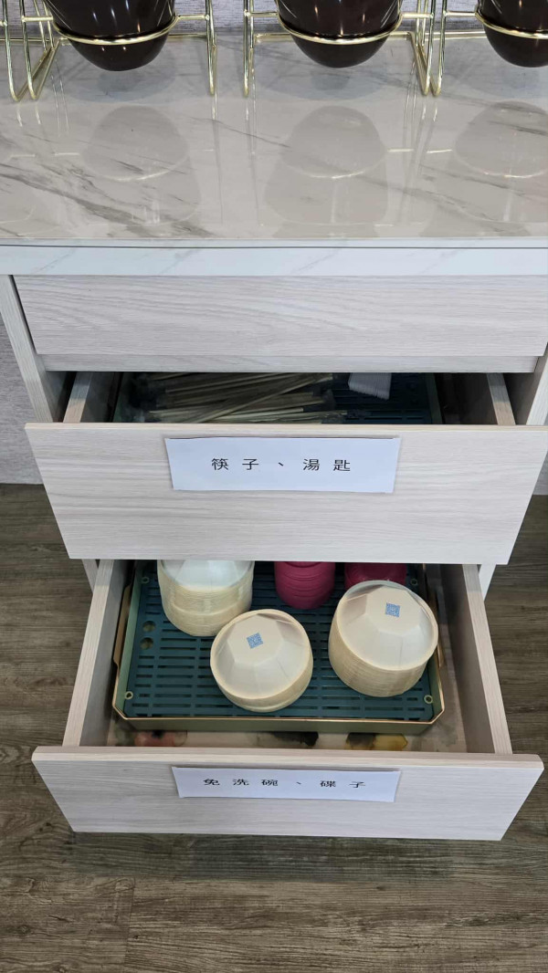 桃園市桃園區高CP值海陸雙享受！直送海鮮配30隻嫩雞燉的爽口湯頭，真的太絕了！南平路金小蔥雞湯米粉，痛風鍋、鐵板飯、海鮮米粉/麵線、外帶炸雞