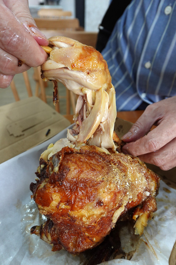 桃園市桃園區高CP值海陸雙享受！直送海鮮配30隻嫩雞燉的爽口湯頭，真的太絕了！南平路金小蔥雞湯米粉，痛風鍋、鐵板飯、海鮮米粉/麵線、外帶炸雞