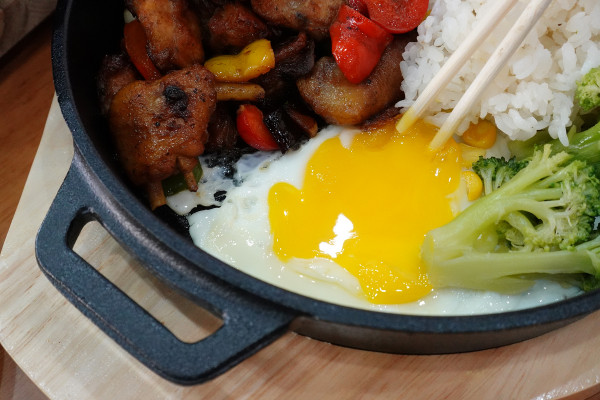 桃園市桃園區高CP值海陸雙享受！直送海鮮配30隻嫩雞燉的爽口湯頭，真的太絕了！南平路金小蔥雞湯米粉，痛風鍋、鐵板飯、海鮮米粉/麵線、外帶炸雞