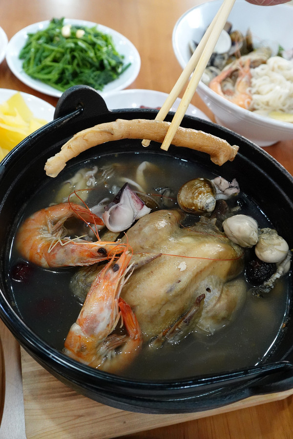 桃園市桃園區高CP值海陸雙享受！直送海鮮配30隻嫩雞燉的爽口湯頭，真的太絕了！南平路金小蔥雞湯米粉，痛風鍋、鐵板飯、海鮮米粉/麵線、外帶炸雞