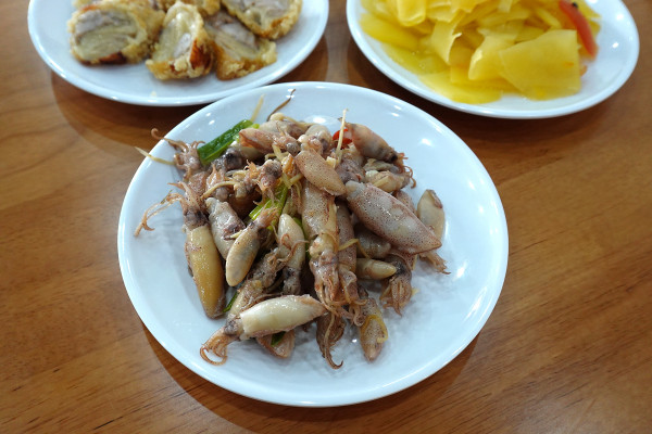 桃園市桃園區高CP值海陸雙享受！直送海鮮配30隻嫩雞燉的爽口湯頭，真的太絕了！南平路金小蔥雞湯米粉，痛風鍋、鐵板飯、海鮮米粉/麵線、外帶炸雞