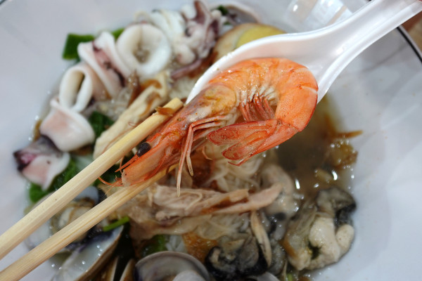 桃園市桃園區高CP值海陸雙享受！直送海鮮配30隻嫩雞燉的爽口湯頭，真的太絕了！南平路金小蔥雞湯米粉，痛風鍋、鐵板飯、海鮮米粉/麵線、外帶炸雞
