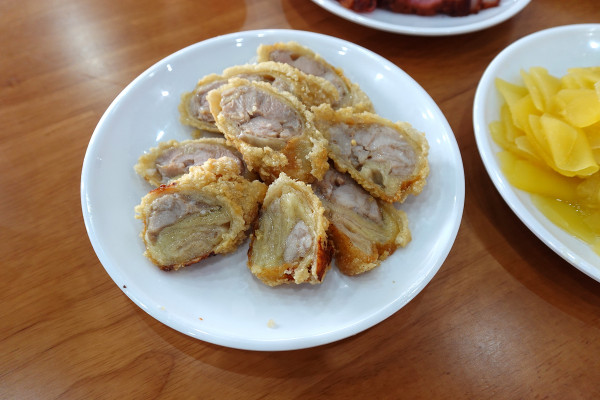 桃園市桃園區高CP值海陸雙享受！直送海鮮配30隻嫩雞燉的爽口湯頭，真的太絕了！南平路金小蔥雞湯米粉，痛風鍋、鐵板飯、海鮮米粉/麵線、外帶炸雞