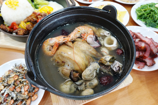 桃園市桃園區高CP值海陸雙享受！直送海鮮配30隻嫩雞燉的爽口湯頭，真的太絕了！南平路金小蔥雞湯米粉，痛風鍋、鐵板飯、海鮮米粉/麵線、外帶炸雞