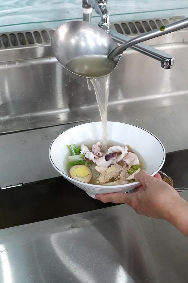 桃園市桃園區高CP值海陸雙享受！直送海鮮配30隻嫩雞燉的爽口湯頭，真的太絕了！南平路金小蔥雞湯米粉，痛風鍋、鐵板飯、海鮮米粉/麵線、外帶炸雞