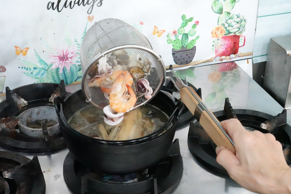 桃園市桃園區高CP值海陸雙享受！直送海鮮配30隻嫩雞燉的爽口湯頭，真的太絕了！南平路金小蔥雞湯米粉，痛風鍋、鐵板飯、海鮮米粉/麵線、外帶炸雞