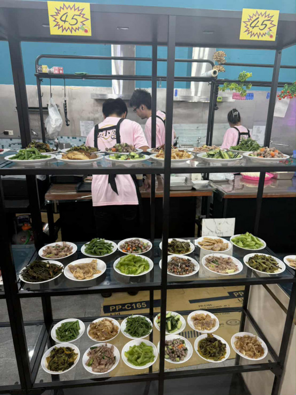 桃園市桃園區高CP值海陸雙享受！直送海鮮配30隻嫩雞燉的爽口湯頭，真的太絕了！南平路金小蔥雞湯米粉，痛風鍋、鐵板飯、海鮮米粉/麵線、外帶炸雞