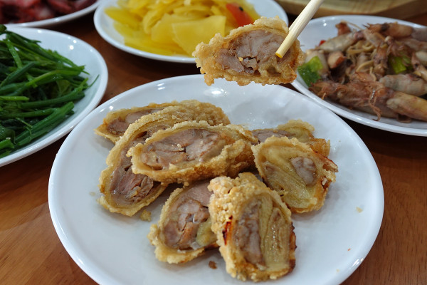 桃園市桃園區高CP值海陸雙享受！直送海鮮配30隻嫩雞燉的爽口湯頭，真的太絕了！南平路金小蔥雞湯米粉，痛風鍋、鐵板飯、海鮮米粉/麵線、外帶炸雞