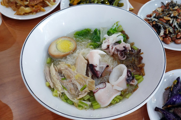 桃園市桃園區高CP值海陸雙享受！直送海鮮配30隻嫩雞燉的爽口湯頭，真的太絕了！南平路金小蔥雞湯米粉，痛風鍋、鐵板飯、海鮮米粉/麵線、外帶炸雞