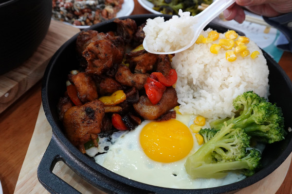 桃園市桃園區高CP值海陸雙享受！直送海鮮配30隻嫩雞燉的爽口湯頭，真的太絕了！南平路金小蔥雞湯米粉，痛風鍋、鐵板飯、海鮮米粉/麵線、外帶炸雞