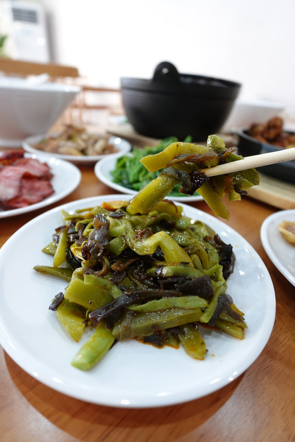 桃園市桃園區高CP值海陸雙享受！直送海鮮配30隻嫩雞燉的爽口湯頭，真的太絕了！南平路金小蔥雞湯米粉，痛風鍋、鐵板飯、海鮮米粉/麵線、外帶炸雞