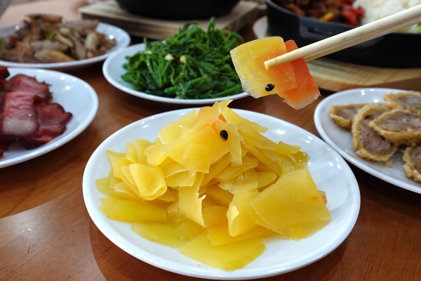 桃園市桃園區高CP值海陸雙享受！直送海鮮配30隻嫩雞燉的爽口湯頭，真的太絕了！南平路金小蔥雞湯米粉，痛風鍋、鐵板飯、海鮮米粉/麵線、外帶炸雞