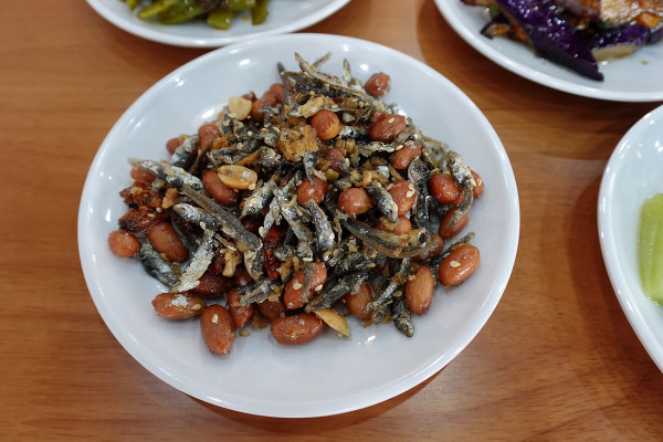 桃園市桃園區高CP值海陸雙享受！直送海鮮配30隻嫩雞燉的爽口湯頭，真的太絕了！南平路金小蔥雞湯米粉，痛風鍋、鐵板飯、海鮮米粉/麵線、外帶炸雞