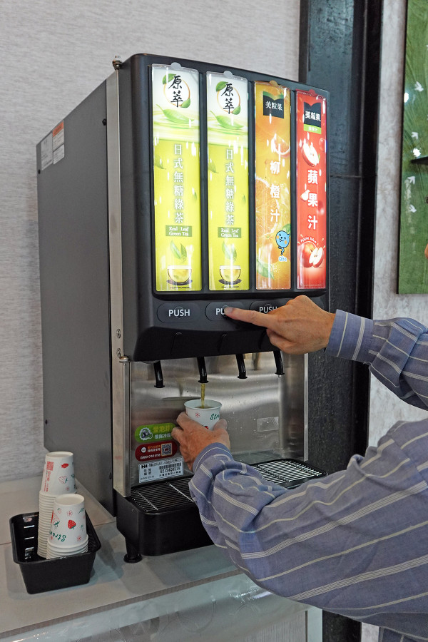 桃園市桃園區高CP值海陸雙享受！直送海鮮配30隻嫩雞燉的爽口湯頭，真的太絕了！南平路金小蔥雞湯米粉，痛風鍋、鐵板飯、海鮮米粉/麵線、外帶炸雞