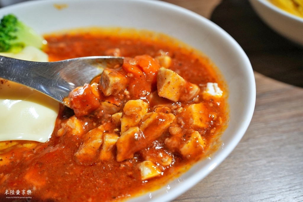 竹北-軟蛋醬蛋包飯專門製作所(竹北店)✓各種醬汁等你來嚐鮮