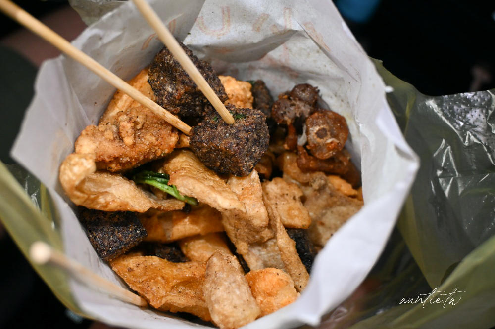 彰化鹹酥雞只吃這家！和美市場最強阿發鹹酥雞米血、甜不辣，排隊也要吃。