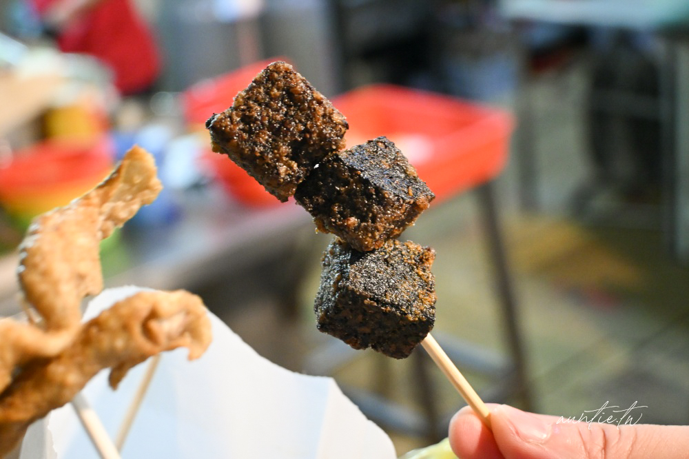 彰化鹹酥雞只吃這家！和美市場最強阿發鹹酥雞米血、甜不辣，排隊也要吃。