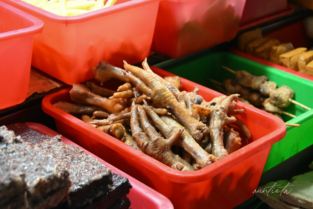 彰化鹹酥雞只吃這家！和美市場最強阿發鹹酥雞米血、甜不辣，排隊也要吃。